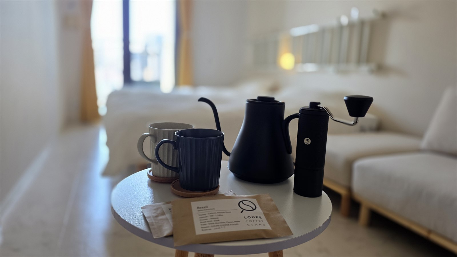 ハンドドリップ用ケトル・コーヒーミルと LOUPE COFFEE STAND の珈琲豆