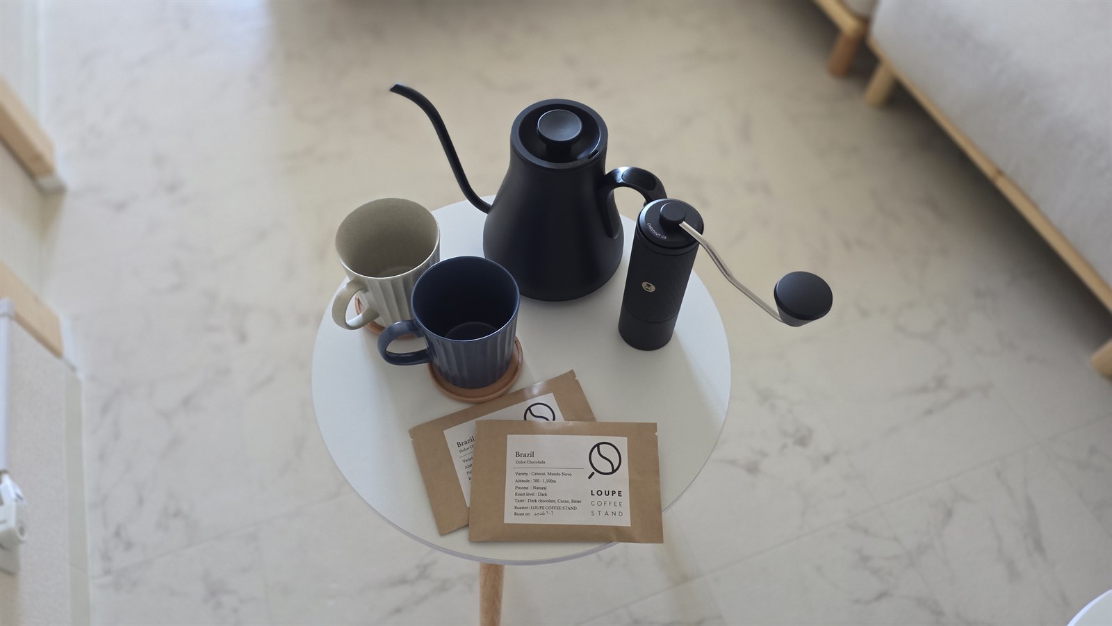 テーブルに並ぶ珈琲道具を上から（LOUPE COFFEE STAND ブラジル）